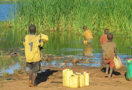 Alltag in Burundi – Kinder beim Wasser holen. Deutsche Entwicklungszusammenarbeit soll den Wasserzugang für Millionen Burunder verbessern. Nach vier Jahren steht das Programm indes vor dem Scheitern.