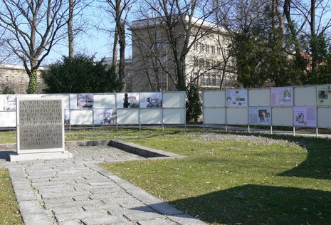 Die Rotunde verweist auf die Geschichte des historischen Ortes. Eine Tafel gilt Agnes Wabnitz.