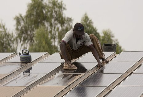 Im Oktober 2008 wurde in der senegalesischen Provinz Casamance die erste solare Notstromanlage für eine Krankenstation eingeweiht. Die Initiative gilt als Musterbeispiel für ländliche Elektrifizierung durch Dorfgemeinschaft und Regierung.

Das Solardach auf der Gesundheitsstation in Baïla, Senegal, versandet regelmäßig und muss dann gereinigt werden.