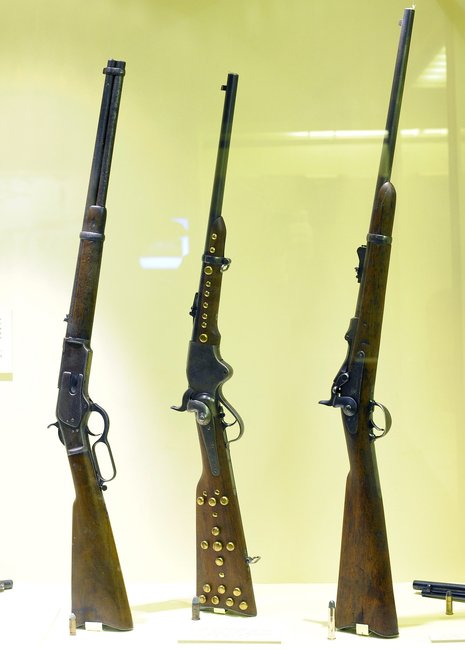 Gewehre, aus denen nie ein Schuss fiel – von Karl May einst als Insignien seiner Abenteuerreisen erworben, heute Exponate des Karl-May-Museums Radebeul