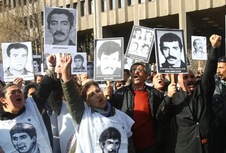 Demonstranten vor dem Gerichtsgebäude in Ankara erinnerten an für Opfer des Putsches.