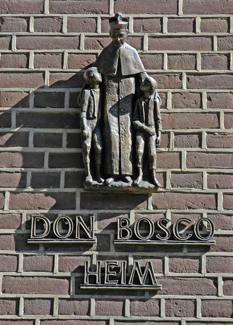 Der katholische Orden Don Bosco geht auf den italienischen Priester Johannes Bosco zurück. Er ist weltweit aktiv und betreibt in Deutschland, vor allem im Westen, zahlreiche Kinder- und Jugendeinrichtungen.