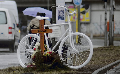 Radfahren kann lebensgefährlich sein: Weiß lackierte Geisterräder mahnen an die Toten.