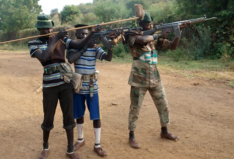 An Gewaltpotenzial fehlt es in Südsudan nicht: bewaffnete junge Toposa