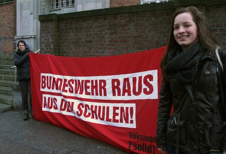 Estelle (r.): »Es ist einfach nicht korrekt, dass die Bundeswehr in die Schulen kommt.«