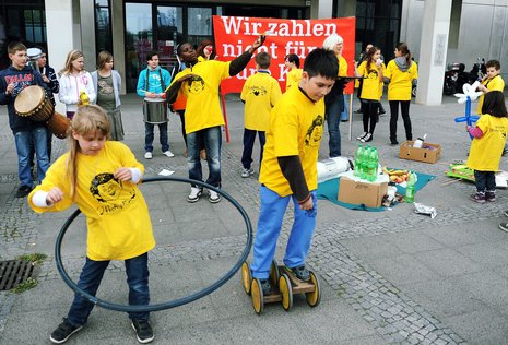 Spielten schon mal Protest auf der Straße – Kinder aus Jugendeinrichtungen vorm Rathaus Mitte.