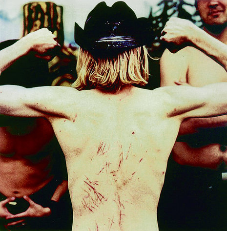 Corbijns Arbeit »Kurt's Back« – eine Rückansicht des Grunge- Musikers und Nirvana-Frontmanns Kurt Cobain (1967–1994) – entnehmen wir mit
freundlicher Genehmigung dem Bildband »Anton Corbijn. Star Trak« (Schirmer/Mosel, 144 S., geb., 49,80 €).