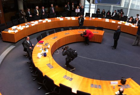 Der Untersuchungsausschuss tagt im Paul-Löbe-Haus des Parlaments. Noch öffentlich.