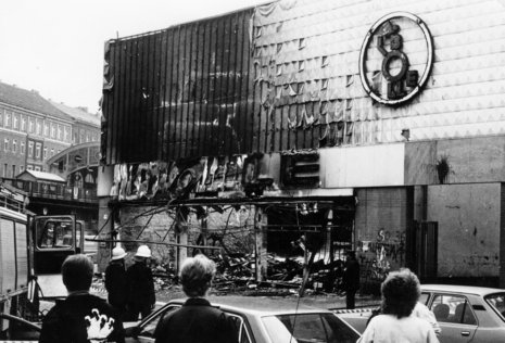 Der Bolle-Supermarkt am Görlitzer Bahnhof in Berlin-Kreuzberg wurde am 1. Mai 1987 von Kiezbewohnern geplündert. Danach steckte ein Pyromane das Ladengeschäft an.