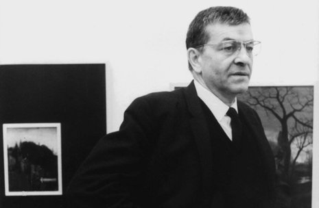 Peter Weiss 1977 bei einer Ausstellung seiner Werke in Ostberlin.
