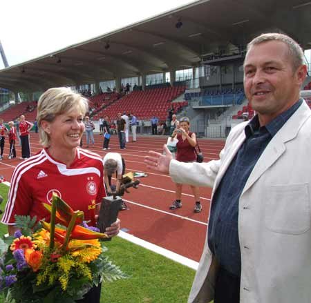 Ehrung für DFB-Elf und Trainerin. Ausgelassene Freude herrschte bei Übergabe der ND-Sportpokale: Die DFB-Frauen, Bundestrainerin Silvia Neid und ND-Geschäftsfüher Olaf Koppe.