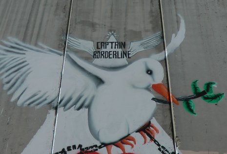 Zwei Dinge, die sich eigentlich ausschließen: ein Friedenszeichen an der von Israel errichteten Mauer in Bethlehem