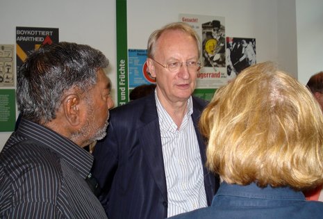 Klaus Staeck und ANC-Aktivist Eric Singh in der Ausstellung