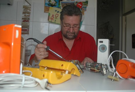 Hans-J. Bliesener repariert Rührgeräte aus der DDR. Er kennt alle Modelle und Farben.