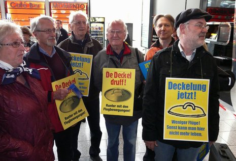 Mit dabei beim Protest gegen die neue Frankfurter Landebahn: die Aktiven der DKP/LL von Mörfelden-Walldorf (l.), Rudi Hechler ist der 3. von rechts.