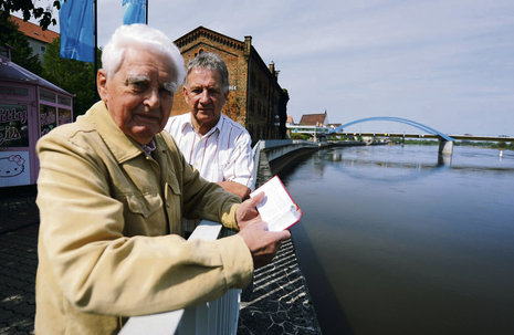 Gerhard Stockenberg (l.) und der »Erfinder« der Roten Federn, Erik Rohrbach, auf der Frankfurter Oderbrücke, wo die LINKE seit 20 Jahren am 1. Mai das Brückenfest feiert.