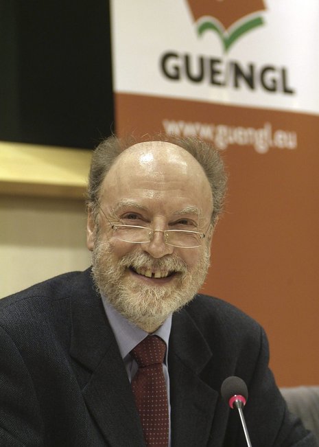 Francis Wurtz (64) zählt zu den profiliertesten Europapolitikern der internationalen Linken. Nach Funktionen in der Parteiführung gehörte der französische Kommunist seit der ersten Direktwahl 1979 dem Europäischen Parlament an. Seit 1999 führte er die Fraktion der Vereinten Europäischen Linken/Nordische Grüne Linke (GUE/NGL), im Jahr 2009 schied er aus dem Parlament aus.
