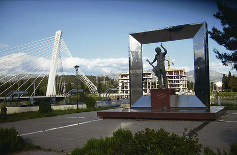 Denkmal für Wladimir Wyssozki in Podgorica, dahinter Millenniums-Brücke