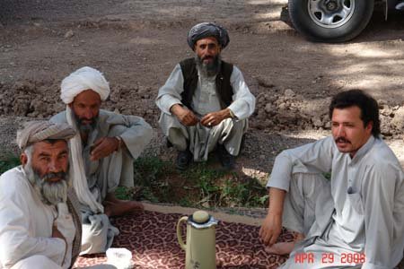 Männer in Herat – Warten auf bessere Zeiten und Teetrinken.