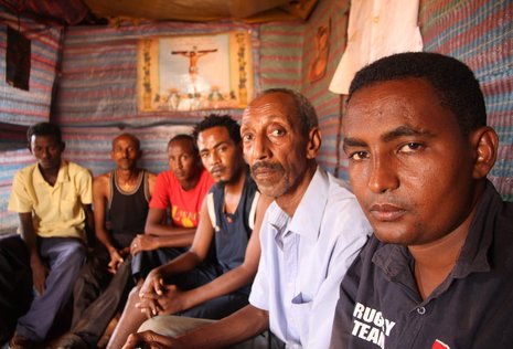 Der eritreische Flüchtling Habtu Russom mit anderen Campbewohnern.