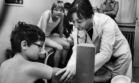 1979 in der DDR: Eine Ärztin untersucht Schüler der Berliner Carl-von-Ossietzky-Oberschule.