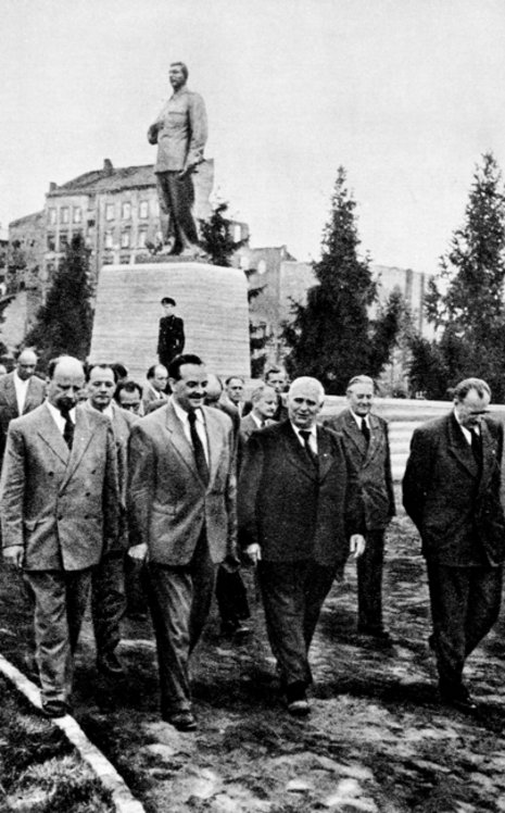 Ulbricht (l.) und Pieck (r.) nach der Einweihung des Stalin-Denkmals in Berlin, 1951