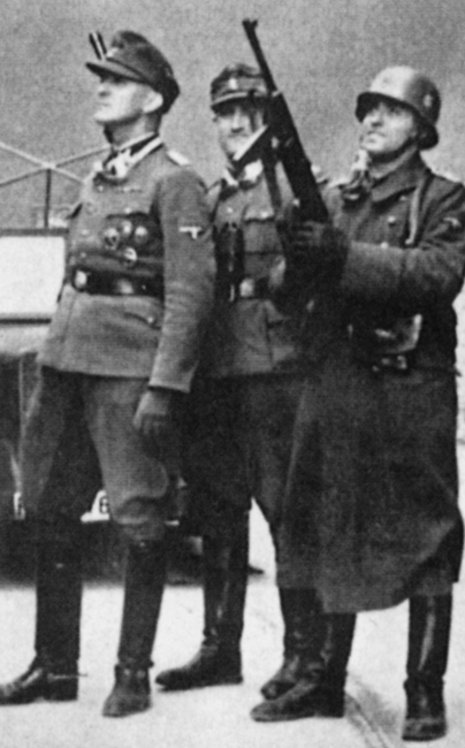 SS-Brigadeführer Stroop (l.), Henker der Warschauer Juden