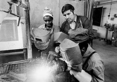 1982: Schweißerausbildung junger Mosambiker in der Betriebsschule Kleinfurra des Erfurter Kombinats Landtechnische Instandsetzung