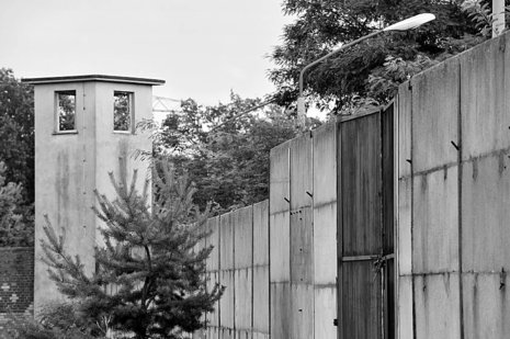 Wachturm und Mauer des ehemaligen NVA-Gefängnisses in Schwedt