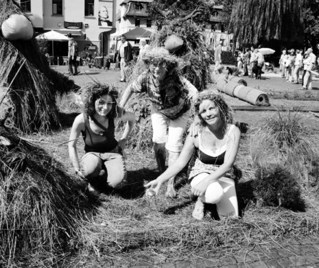 Monika Lohse, Eleonore Bleicher und Anna Édes (von rechts) auf dem Weimarer »Trollplatz«