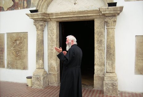 Mönch Maxim im Kloster Krusedol: Reich an Tradition, die Schatzkammer inzwischen in Belgrad