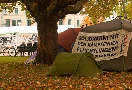 Seit drei Wochen halten die rund 60 Flüchtlinge auf dem Berliner Oranienplatz ihre Zeltstadt aufrecht und haben mittlerweile feste Routine und Strukturen aufgebaut.
