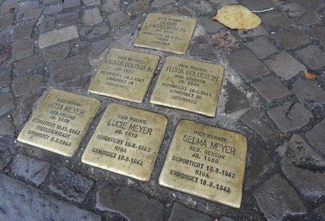 Stolpersteine erinnern an Menschen, die von den Nazis deportiert und ermordet wurden.