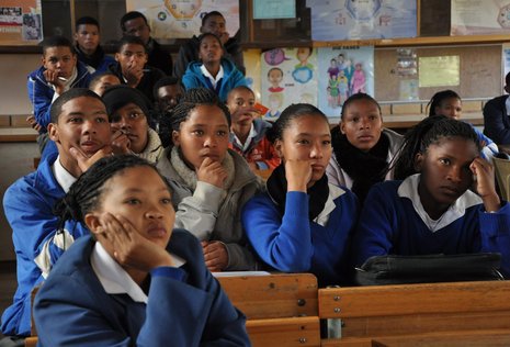 Aufklärung über Aids: Südafrikanische Schüler und Schülerinnen folgen gebannt einem Film über das Leben von HIV-Infizierten.