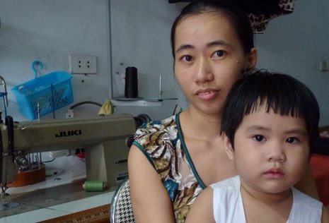 Frau Hong mit ihrer dreijährigen Tochter