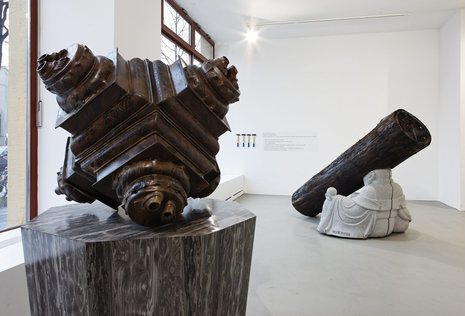 L. N. Tallur: »Pedestal on Pedestal«, 2011, vorn, und »Chromathophobia«, 2010