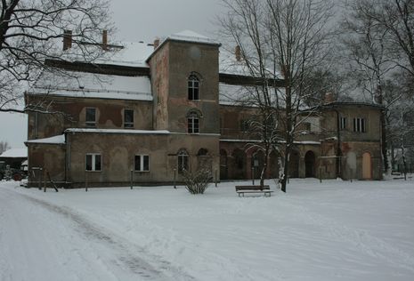 Altes Gutshaus im Dornröschenschlaf.