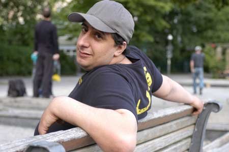 Er spricht deutsch, arabisch, türkisch und kurdisch und spielt in seiner Freizeit gerne Boules: Filmkünstler Kida Ramadan (31) am Paul-Lincke-Ufer in Berlin-Kreuzberg.