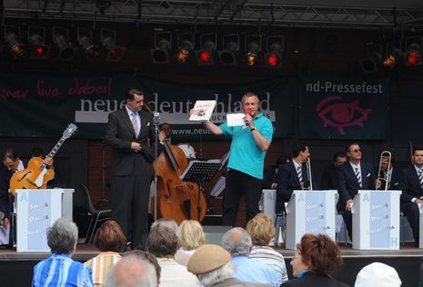 Andrej Hermlin mit seinem Swing Dance Orchestra und nd-Geschäftsführer Olaf Koppe auf dem Pressefest 2012