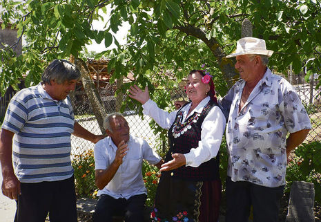 Oma Radka im Kreis ihrer Mitstreiter im Dorf Solnitza