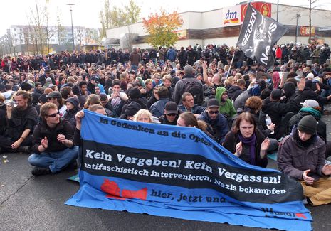 Demonstranten versammeln sich gegen den Aufmarsch der rechten Bürgerinitiative am Samstag in Berlin-Hellersdorf