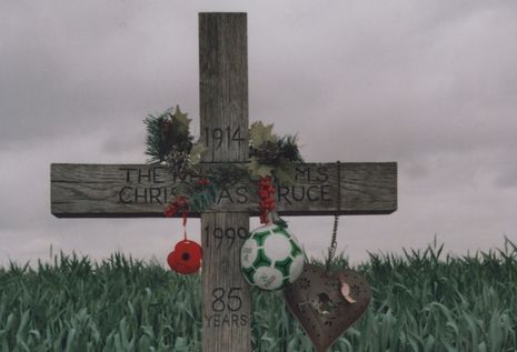 Das Kreuz bei Mesen südlich von Ypern erinnert an eine Aktion während der Weihnachtswaffenruhe von 1914. Der Ball am Kreuz nimmt Bezug darauf, dass es dabei zu einem Fußballspiel zwischen den Kriegsgegnern kam.
