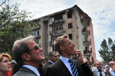 Medienwirksam: Die Au&#223;enminister Stubb (r.) und Kouchner in Gori Fotos: dpa