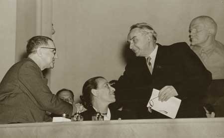 Moskau, 25. Mai 1955: Konstantin Fedin gratuliert Bertolt Brecht zum Stalin-Preis.