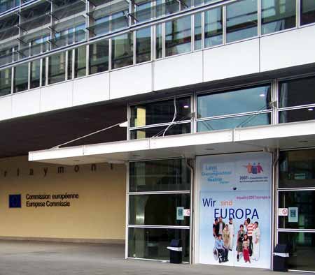 Abseits der Realität: Werbeaktion für Gleichheit am Gebäude der Brüsseler EU-Kommission