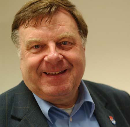 Der 61-jährige Pädagoge ist Fraktionsvorsitzender der LINKEN im hessischen Landtag.