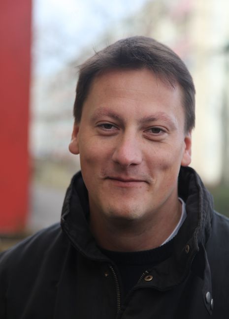 Der Politikwissenschaftler Sascha Krämer, geboren 1977, ist Kreisvorsitzender der Linkspartei Potsdam. Er arbeitet für die Bundestagsabgeordnete Diana Golze.