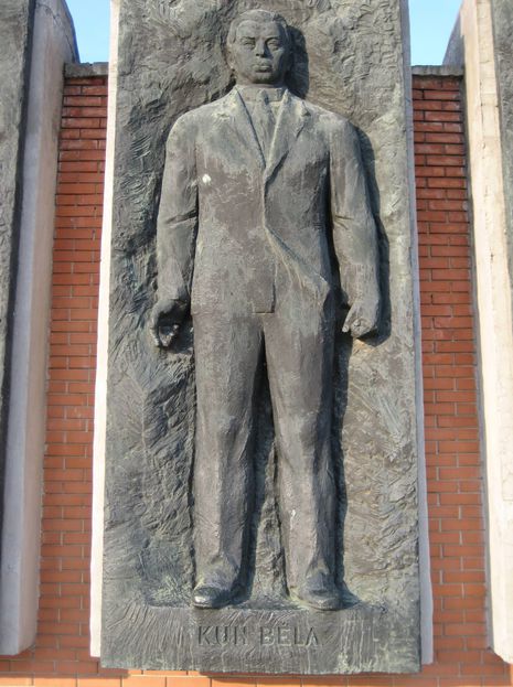 Unter dem maßgeblichen Einfluss Béla Kuns entstand 1919 für vier Monate die Ungarische Räterepublik. Das Denkmal stammt aus dem Jahre 1967.
