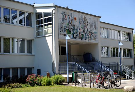 1964 wurde hier der Grundstein für den Aufbau der Chemiearbeiterstadt Halle-Neustadt gelegt. Die einstige Polytechnische Oberschule beheimatet heute die Landesblindenschule.