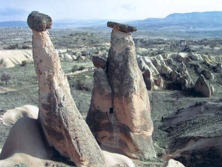 Im Laufe der Jahrtausende schuf die Natur bizarre Formationen aus Tuffstein.